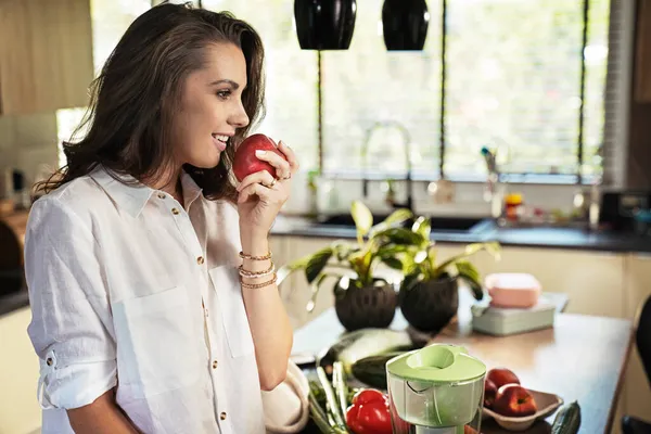 Une Belle Jeune Femme Bonne Humeur Triant Les Légumes Sac — Photo