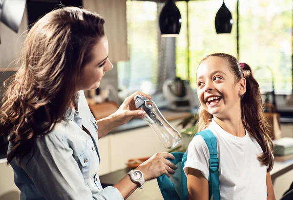 Familia Feliz Preparándose Para Escuela Niña Con Madre —  Fotos de Stock