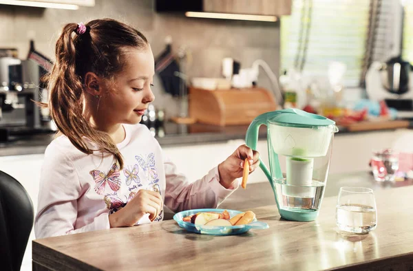 Meisje Eet Gezond Keuken Voedingsconcept — Stockfoto