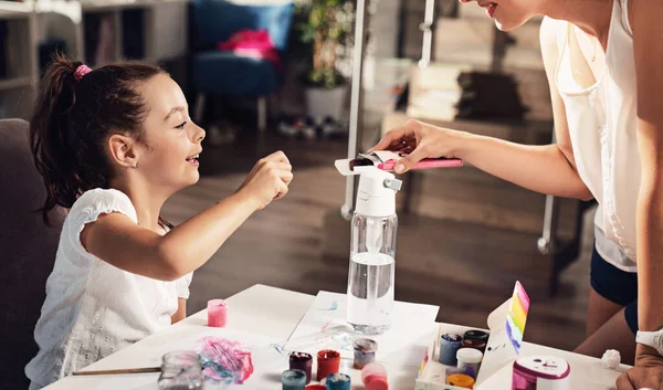 Jong Mam Haar Kinderen Hebben Plezier Schilderen Thuis — Stockfoto