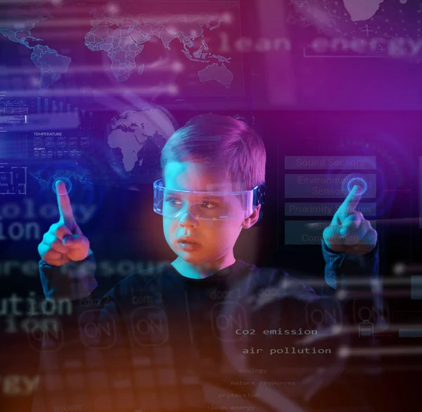 Netter Kleiner Junge Mit Digitaler Brille Science Fiction Erdbewusstsein Zukünftiges Stockbild