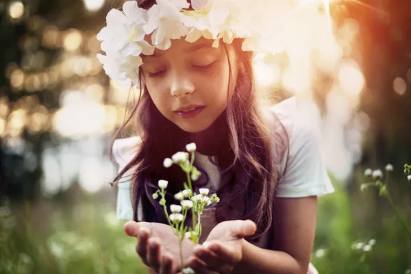 Retrato Niña Linda Con Flores Flor Naturaleza Aire Libre Concepto Imagen de archivo