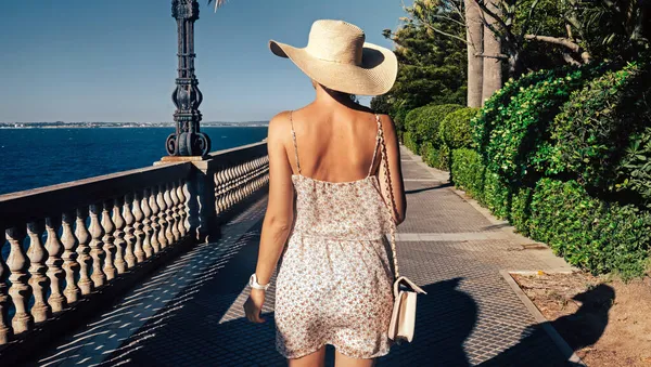 Mulher Verão Usando Chapéu Fotografia Férias Imagens De Bancos De Imagens Sem Royalties