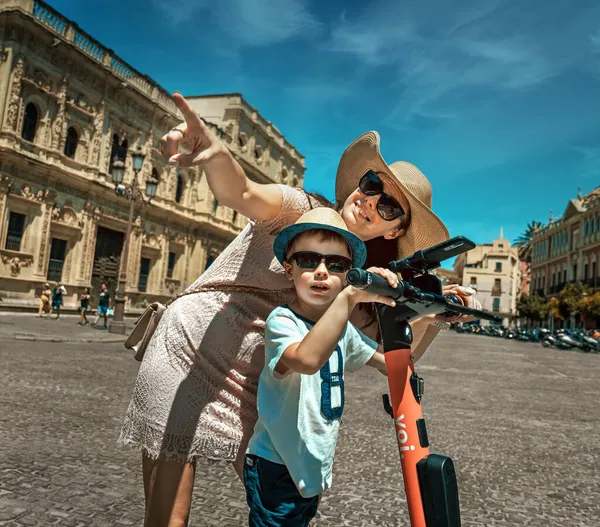 Joven Madre Hijo Vacaciones Ciudad Imágenes de stock libres de derechos