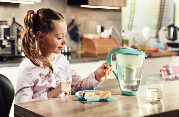Menina Tem Uma Refeição Saudável Cozinha Conceito Nutrição Fotos De Bancos De Imagens