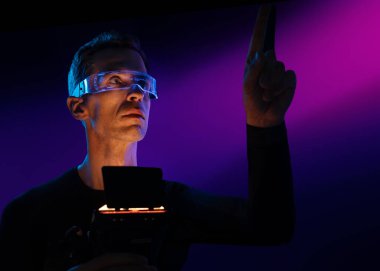 Adam gelecekteki dijital arayüzü kontrol ediyor