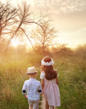 Yaz otlağında tatlı kardeşler.