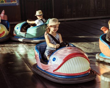 Genç mutlu kız tatilde.