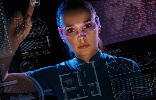 将来の技術やエンターテイメントシステム 仮想現実の概念 Hudインターフェイスによって照らされた女性の肖像 — ストック写真