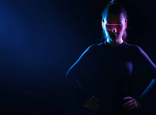 Konzept Der Zukunftstechnologie Oder Des Unterhaltungssystems Virtual Reality Frauenporträt Beleuchtet — Stockfoto