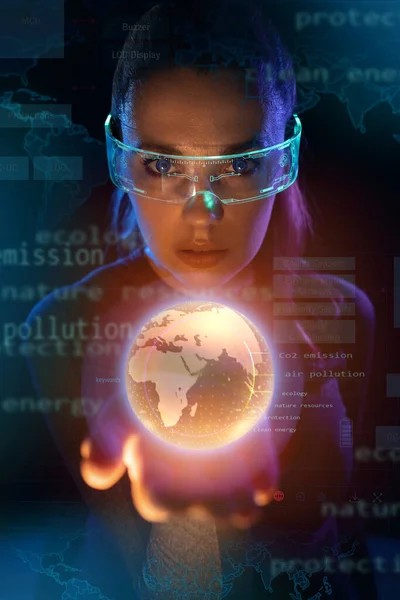 未来技术或娱乐系统的概念 虚拟现实 由Hud界面照亮的女性肖像 — 图库照片
