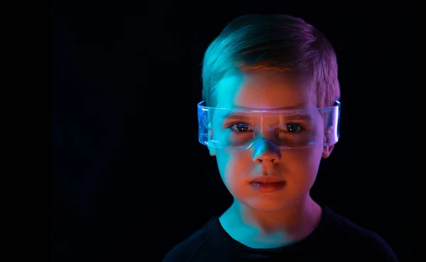 Aranyos Kisfiú Digitális Szemüveggel Sci Földi Tudatosság Jövőbeli Agykontroll Koncepció — Stock Fotó