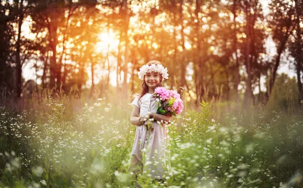 Porträtt Söt Liten Flicka Med Blommande Blommor Naturen Utomhus Begreppet — Stockfoto