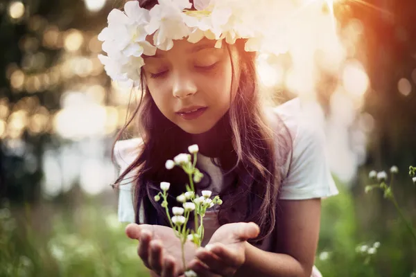 Aranyos Kislány Portréja Virágos Virágokkal Természet Szabadban Gyermek Természetben — Stock Fotó