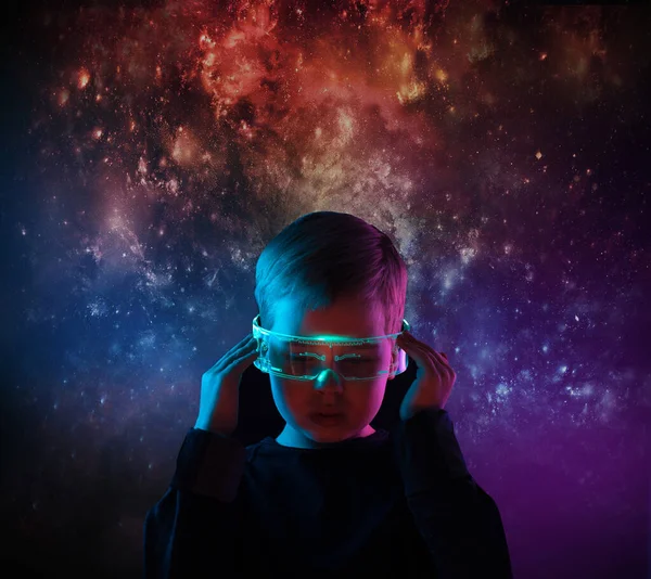 Roztomilý Chlapeček Digitálními Brýlemi Sci Povědomí Zemi Budoucí Koncepce Ovládání — Stock fotografie
