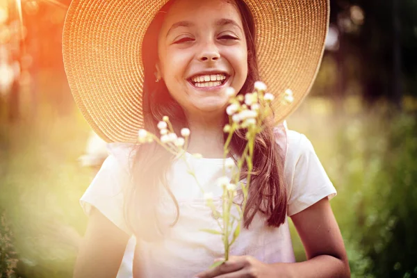 可爱的小女孩的画像 开着花 大自然在室外 儿童在自然中的概念 — 图库照片
