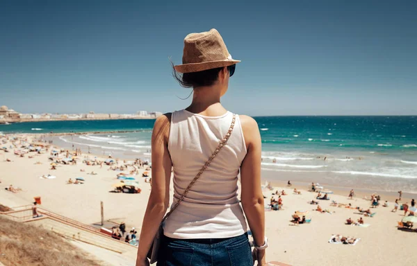 Mujer Verano Con Sombrero Foto Vacaciones — Foto de Stock