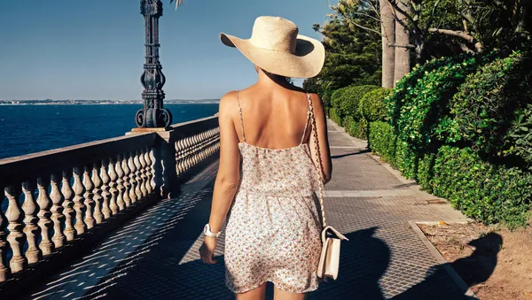 Mulher Verão Usando Chapéu Fotografia Férias — Fotografia de Stock