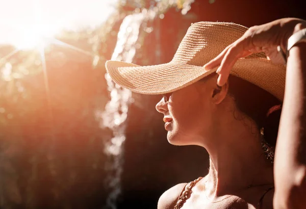 快乐的年轻女子戴着草帽享受暑假 — 图库照片