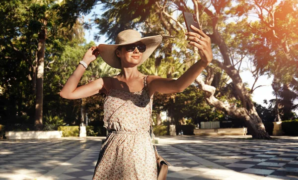 Hasır Şapkalı Mutlu Genç Kadın Yaz Tatilinin Tadını Çıkarıyor — Stok fotoğraf