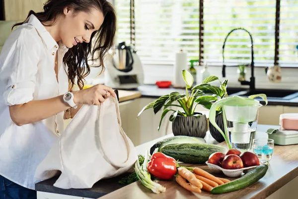 Vacker Ung Kvinna Gott Humör Sorterar Grönsaker Från Påse Och — Stockfoto