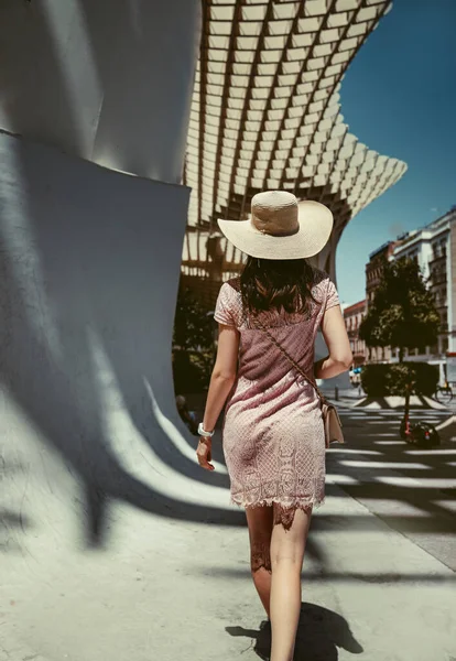 Jovem Feliz Com Chapéu Palha Desfrutando Suas Férias Verão — Fotografia de Stock