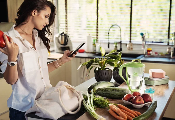 Une Belle Jeune Femme Bonne Humeur Triant Les Légumes Sac — Photo