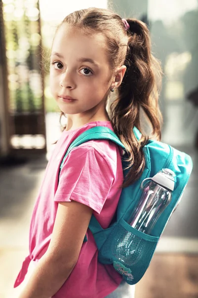 Heureuse Écolière Avec Sac Dos Souriant Regardant Caméra — Photo