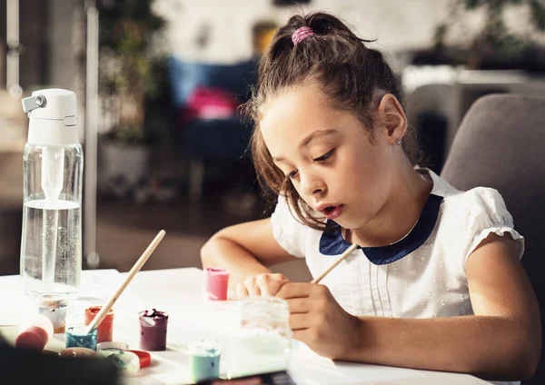 Маленькая Девочка Рисует Дома Лицензионные Стоковые Фото