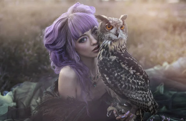 Wanita Cantik Dengan Burung Hantu Alam Stok Foto
