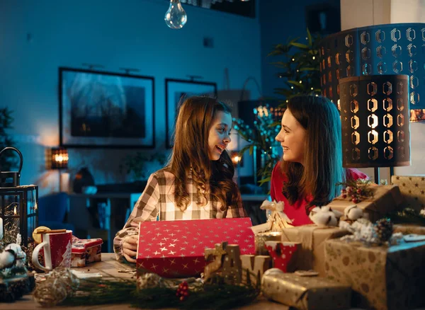 Gelukkig Mam Haar Dochter Wachten Voor Kerstmis Stockafbeelding