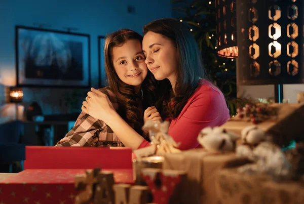 Glückliche Mutter Und Ihre Tochter Warten Auf Weihnachten Stockbild