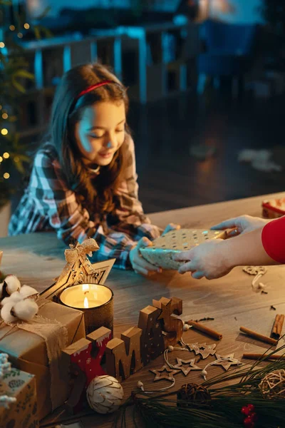 Joyeux Beau Famille Mère Fils Préparant Pour Noël Ensemble Maison Photo De Stock