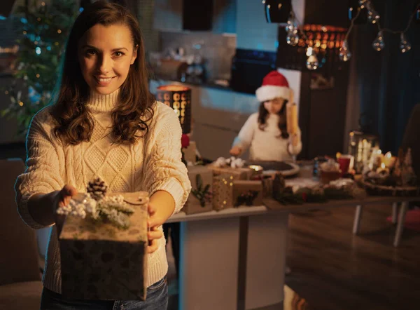 Feliz Mamá Hija Esperando Navidad Fotos de stock libres de derechos