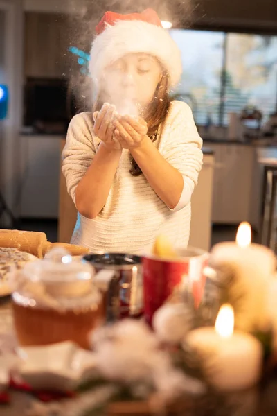 Fille Heureuse Dans Les Paysages Noël Photos De Stock Libres De Droits