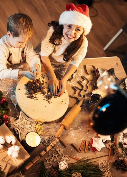 Tempo Natal Criança Feliz Curtindo Preparação Para Natal Fotos De Bancos De Imagens