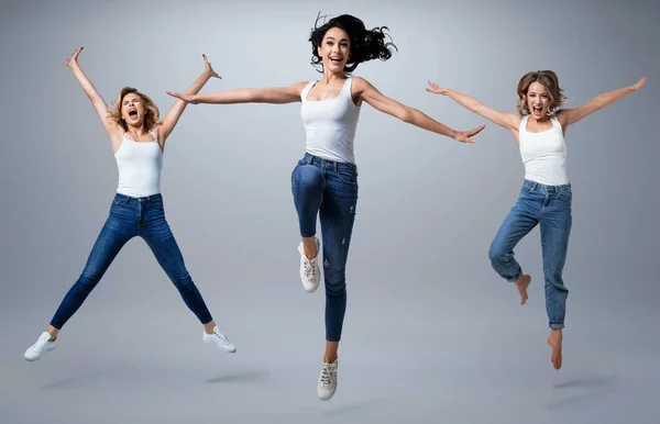 Grupo Belas Jovens Mulheres Vestindo Camisa Branca Jeans Jeans Divertindo Fotos De Bancos De Imagens