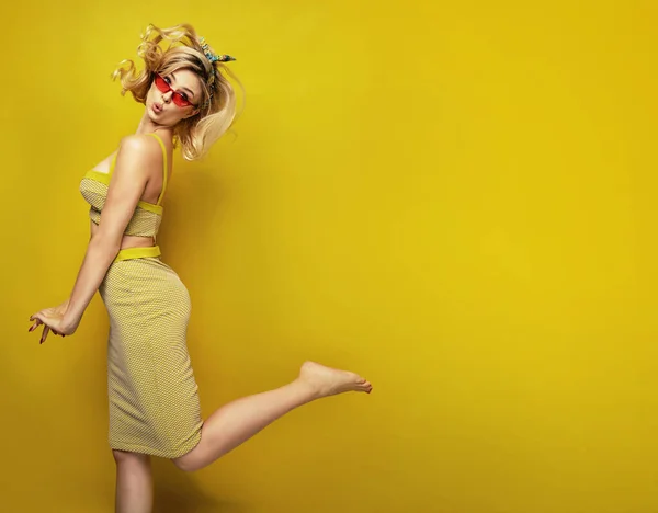 Mujer Rubia Joven Sobre Fondo Amarillo Fotos de stock libres de derechos