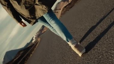 Genç bayan turist İzlanda 'da vakit geçiriyor.