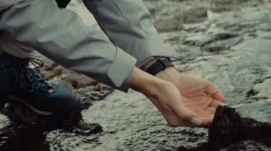 Genç bayan turist İzlanda 'da vakit geçiriyor.