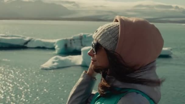 Ung Kvinnelig Turisttid Island – stockvideo