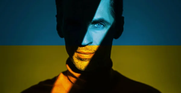 Homme Caucasien Sérieux Avec Drapeau Ukraine Couleurs Ombre Éclairage — Photo