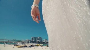 Dubai 'de tatil yapan genç bir kadın.