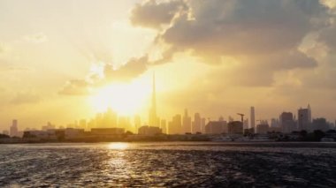 Akşam Dubai İş Koyu 'nun canlı panoramik manzarası