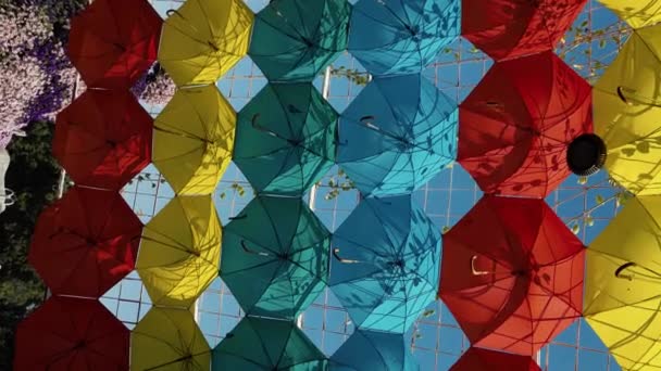 Barevné Deštníky Visící Proti Modré Zatažené Obloze — Stock video