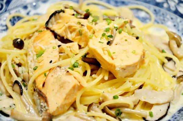 Spaghetti with Salmon in Japanese style — Stock Photo, Image