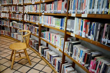 Kütüphane kitap raf ile sandalye