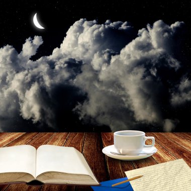 gece için mektup yazma kitap ve içecek kahve açmak