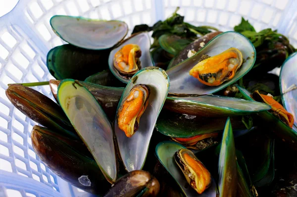 Asiatiska gröna musselbäddar, fisk och skaldjur på nära håll — Stockfoto