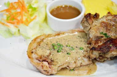 sığır eti ve domuz eti biber biftek